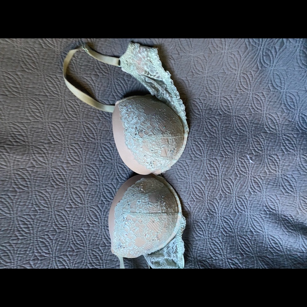 Victoria’s Secret lacy bra, 38D